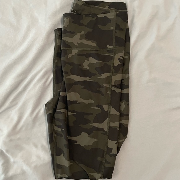 Athleta Ultimate Stash Pocket Camo 7/8 Tight - Picture 4 of 6